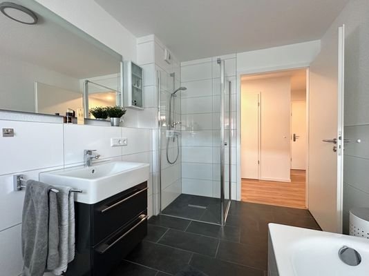 Großes Tageslichtbad mit Walk-In-Dusche und Badewanne