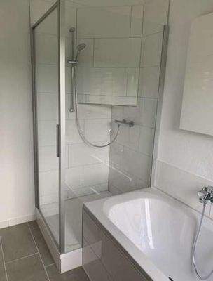 Neues Bad mit Dusche & Wanne