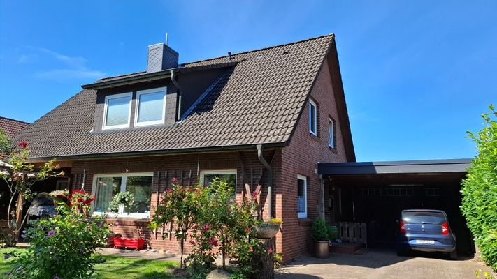 Ansicht aus Süden mit Carport