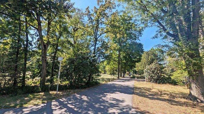 Direkt gegenüber: Cramer-Klett-Park