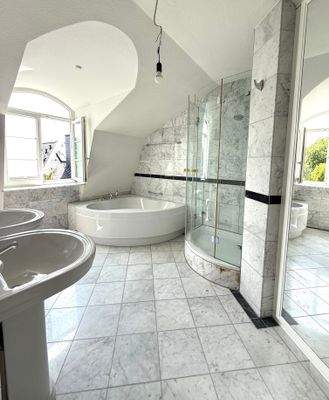 Masterbad in klassischem Marmor