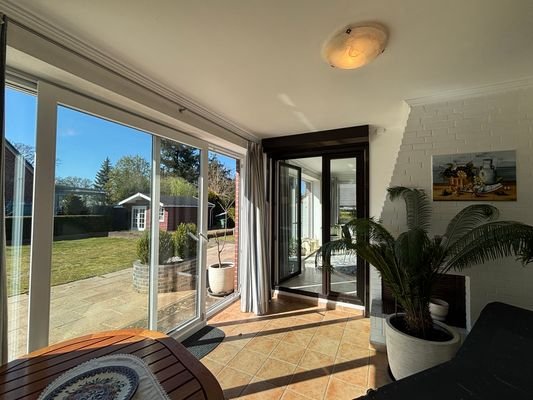 Blick auf die sonnige Terrasse