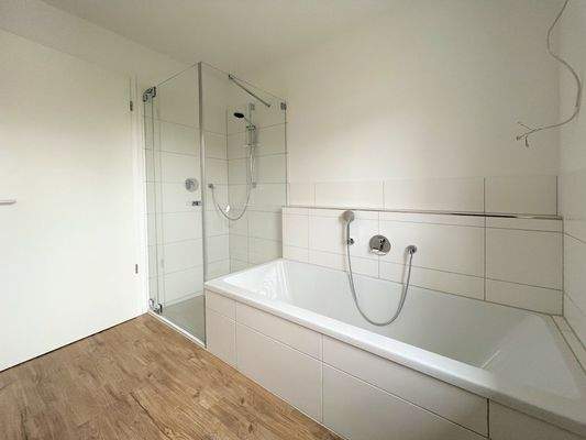 Modernes Wellness-Badezimmer mit Glas-Dusche und Wannenbereich - Luxus zum Entspannen!