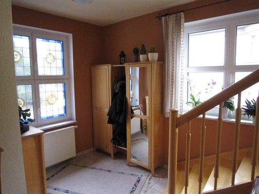 Flur OG mit Buntglasfenster