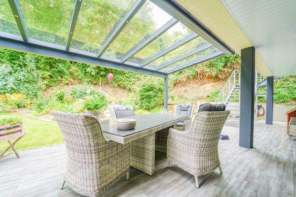 überdachte Sonnenterrasse mit Markise