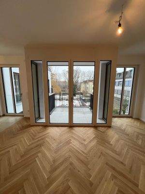 Wohnzimmer mit überdachtem Balkon