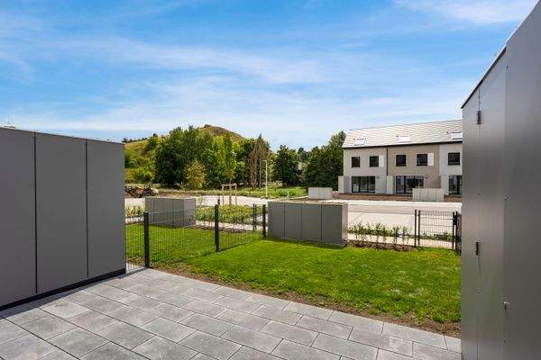 Terrasse und Garten.JPG