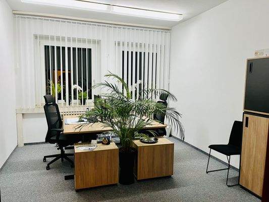 grosses Büro mit 2 Standardarbeitsplätzen