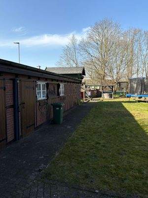 Gartengebäude links