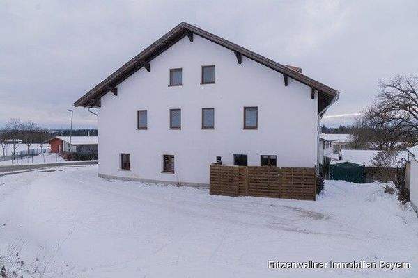 Hausansicht und Parkplätze