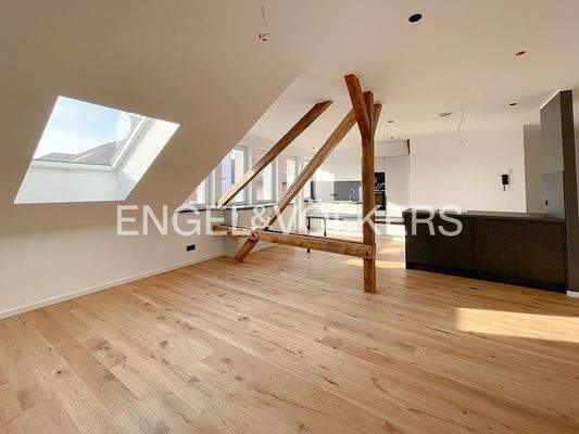 Blick aus Wohnbereich in den großzügigen Wohn-/Essbereich