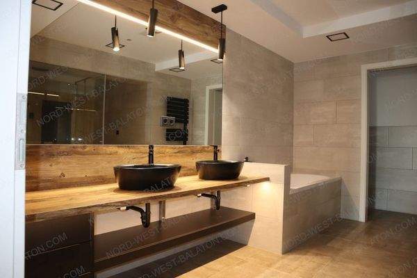 Bad mit 2 Waschtischen, Wanne, Dusche, Sauna u. WC