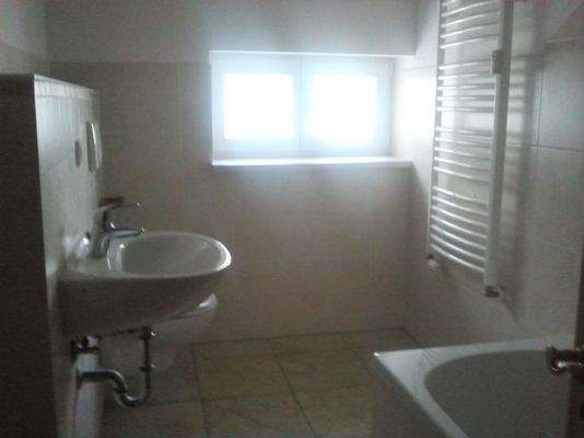 Tageslichtbad oben mit Badewanne