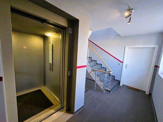 Fahrstuhl, Treppenhaus