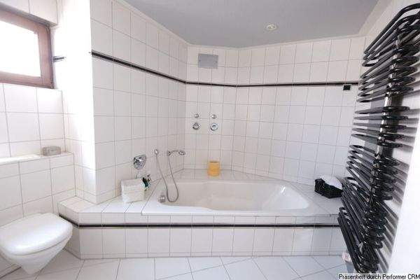 Tageslichtbad mit großer Wanne