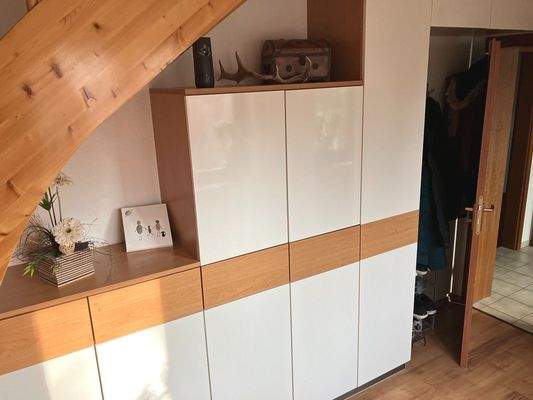 Bürogebäude: Garderobe unter der Treppe