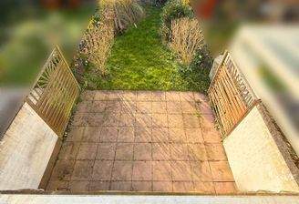 BLICK auf TERRASSE + GARTEN