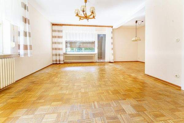 Wohnzimmer mit Gartenzugang.