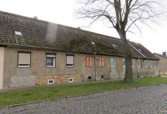 Blick auf das Gebäude von der Straßenseite