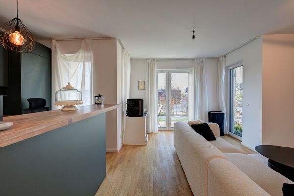 Lichtdurchfluteter Wohnraum in Neubauqualität