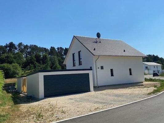 Hausansicht mit Garagen