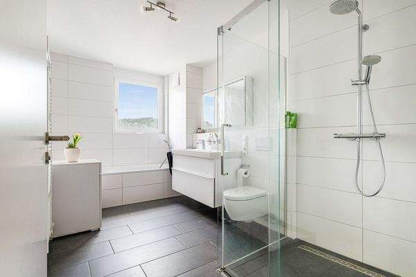 Bad mit Badewanne _ Dusche (DG)