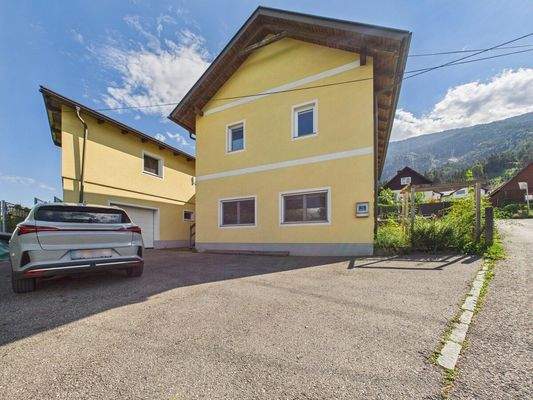 Zufahrt und Stellplätze