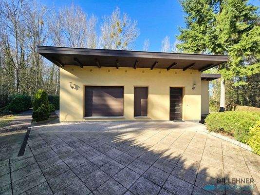 Große, geschützte Terrasse