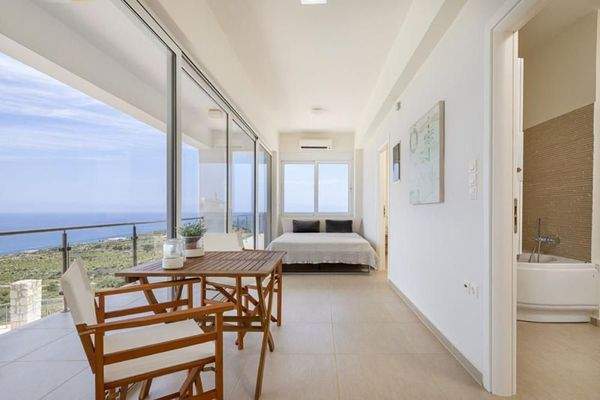 Kreta, Kokkino Chorio: Exotische Villa mit Panoramablick auf das Meer zu verkaufen