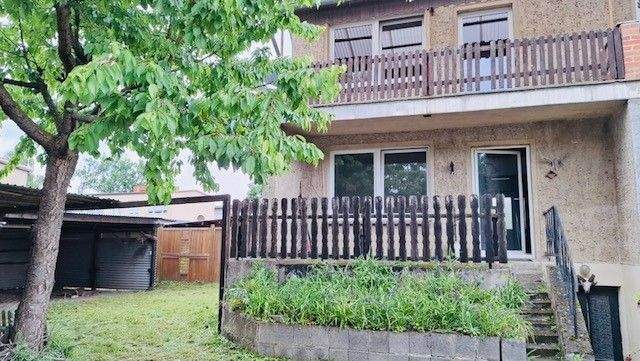 Hinteransicht mit Carport