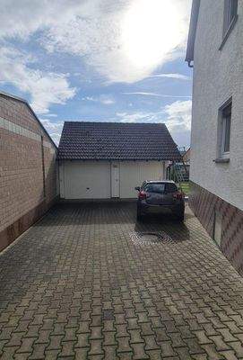 Rechte Garage gehört zu Wohnung im 1 OG und DG.jpg