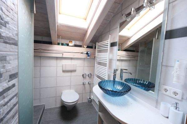 Das Badezimmer mit Dusche