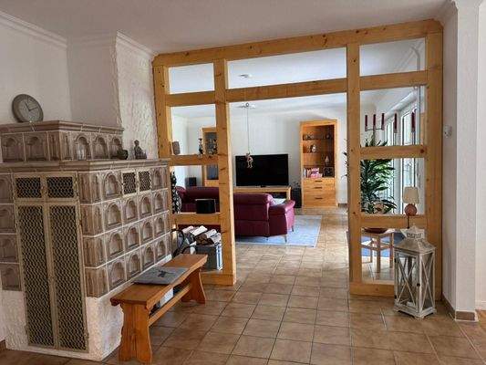 02-Kachelofen mit Blick ins Wohnzimmer