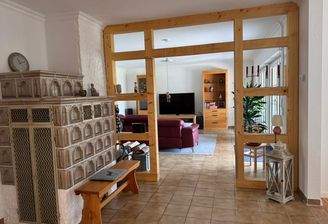 02-Kachelofen mit Blick ins Wohnzimmer