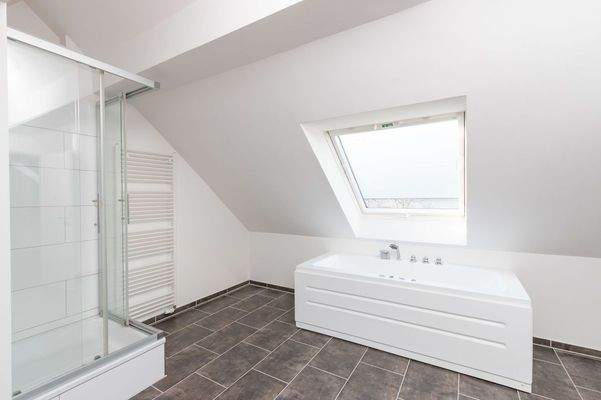 DG/ Badewanne und Dusche