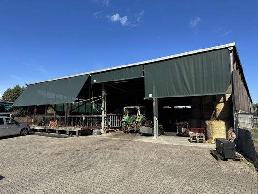 Offenstall mit Strohlager