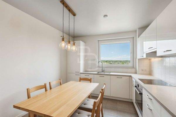 Wohnküche mit Ausblick - (KI generiert)