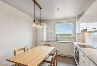 Wohnküche mit Ausblick - (KI generiert)