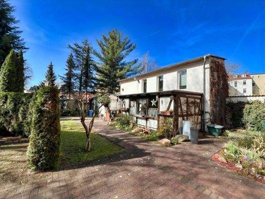 Anbau und gepflegter Hinterhof (Haus A)