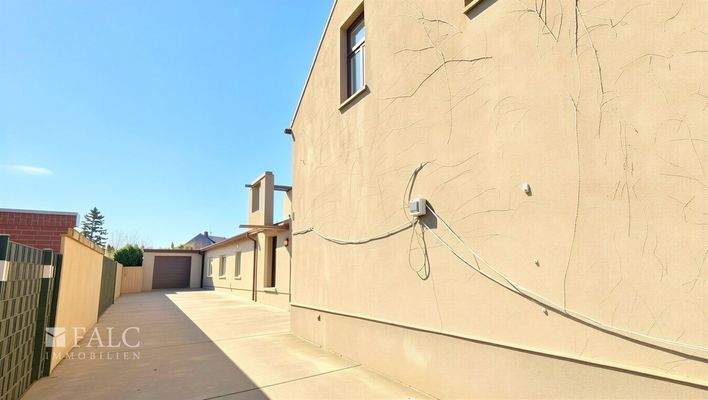 Hof vom Eingang - (KI generiert)