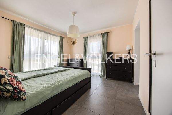 Elternschlafzimmer mit Zugang zum Ankleidezimmer und Bad en Suite