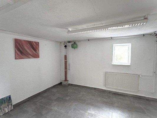 KG/Souterrain, geräumig-in guter Qualität