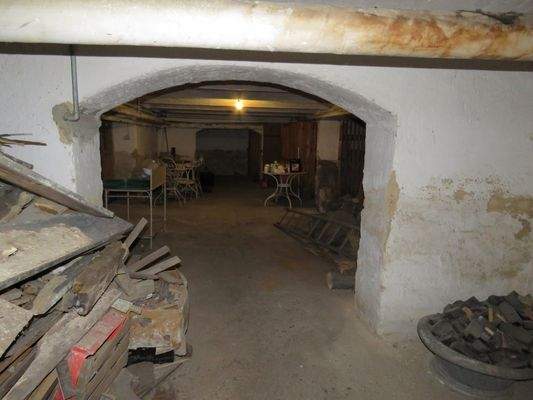 Rundbogendurchgang im UG