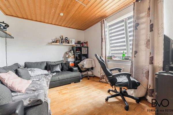 Helles Arbeits- oder Gästezimmer