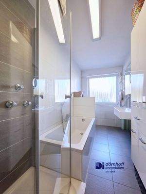 Badezimmer mit Dusche und Wanne EG