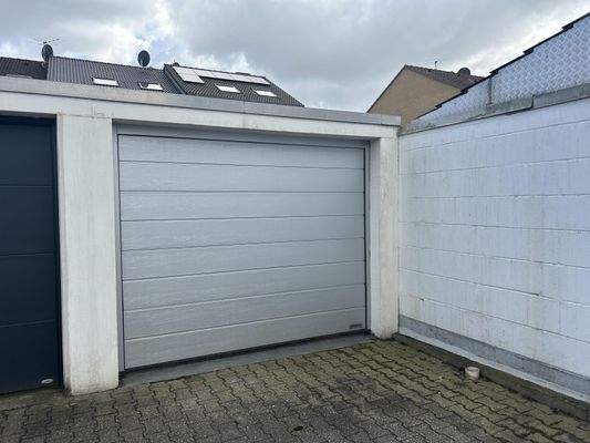 Garage mit Sektionaltor (elektrisch)