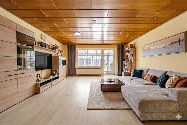 Wohnzimmer (mit KI gestaged)