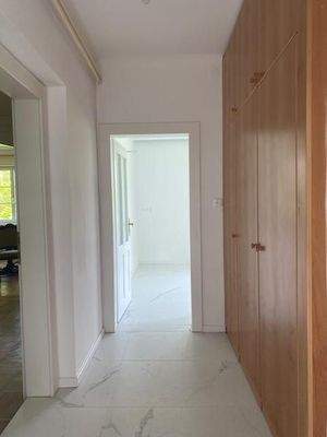 Flur Richtung Wohnsalon und Küche