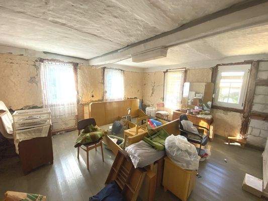 teilsanierter Wohnraum OG