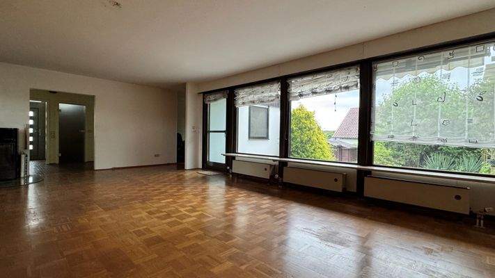 ... großer Fensterfront